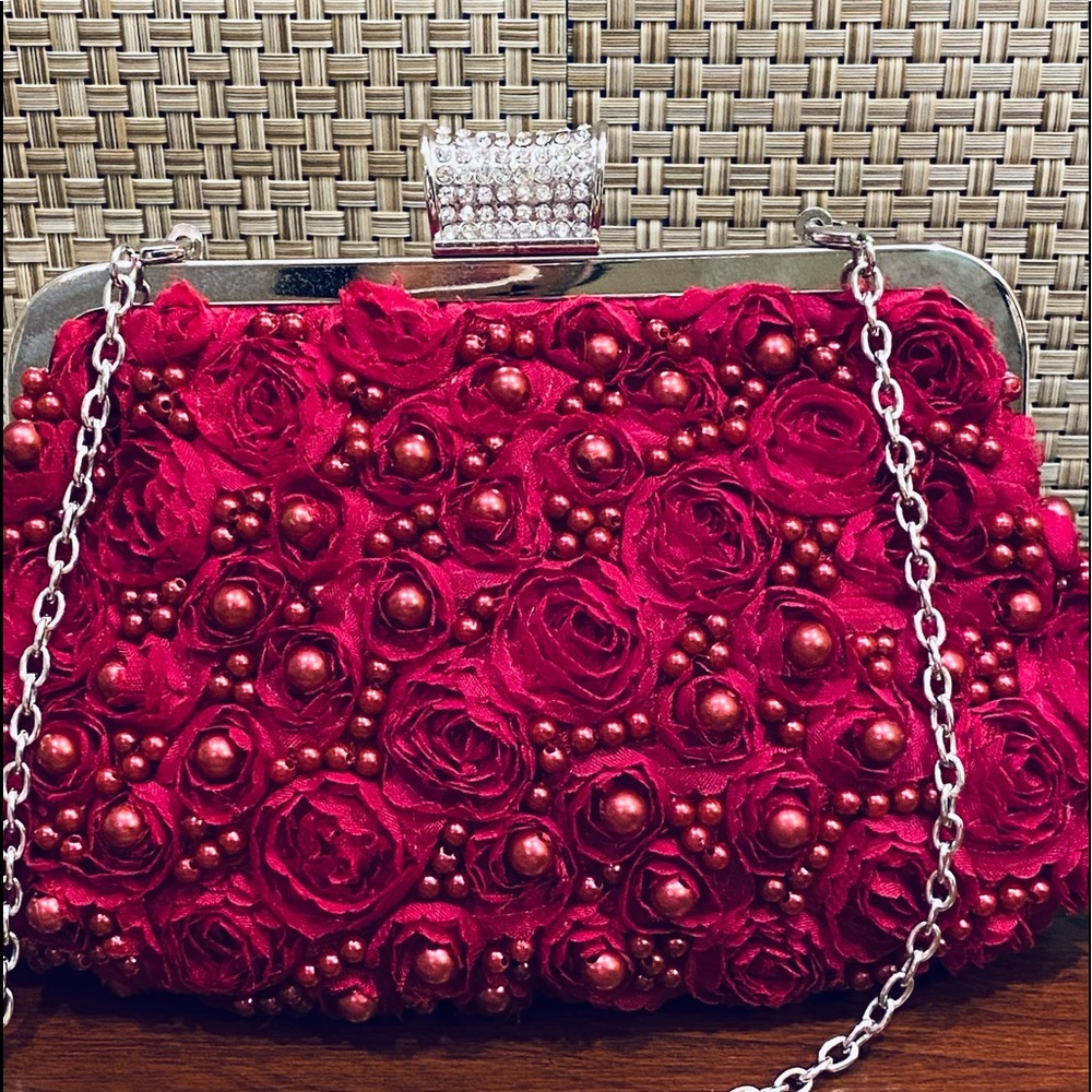 SOLD🌟HP🌟VTG 1980 Red 3D Rose Beaded Clutch/Shoulder - Picture 3 of 9